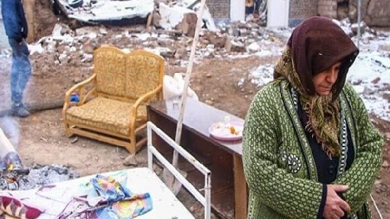 زلزله خوی:  رژیم نه تنها کمک نمی‌کند بلکه کمک‌های مردمی نیز ملاخور میشود